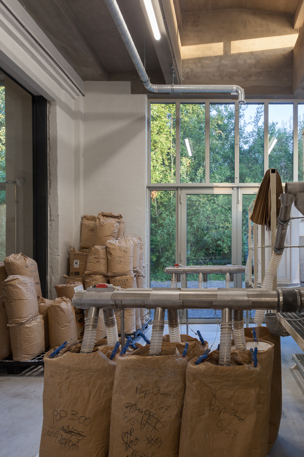 architecture-contemporaine-rénovation-patrimoine-industriel-site-minier-Martinet-reservoir-a-épis-sauvages-boulangerie-atelier-photo-intérieur-moulins