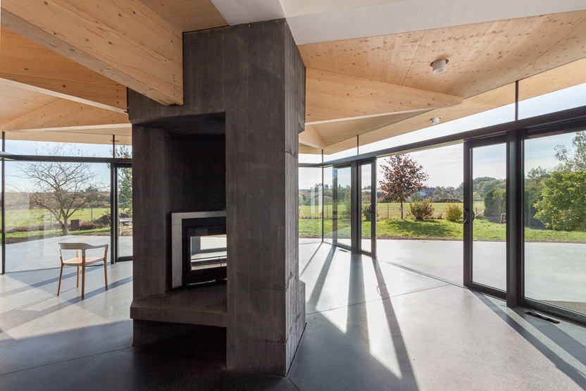 architecture-contemporaine-maison-unifamiliale-Nalinnes-rénovation-extension-ossature-bois-photo-intérieur-annexe-feu-structure-bois