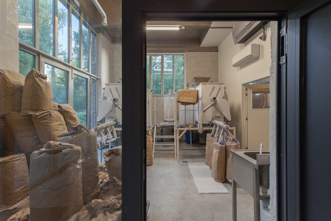 architecture-contemporaine-rénovation-patrimoine-industriel-site-minier-Martinet-reservoir-a-épis-sauvages-boulangerie-atelier-photo-intérieur-moulins