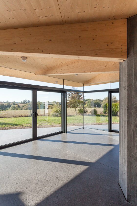 architecture-contemporaine-maison-unifamiliale-Nalinnes-rénovation-extension-ossature-bois-photo-intérieur-annexe-paysage-vue