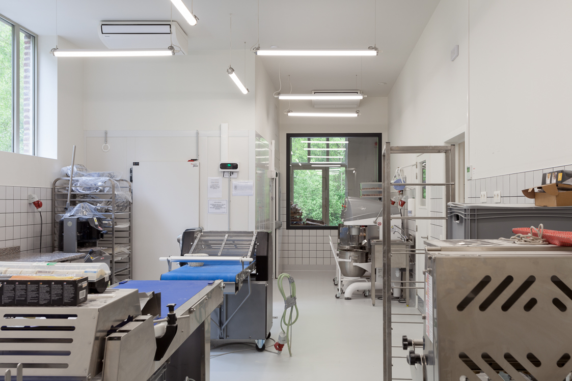 architecture-contemporaine-rénovation-patrimoine-industriel-site-minier-Martinet-reservoir-a-épis-sauvages-boulangerie-atelier-photo-intérieur-labo