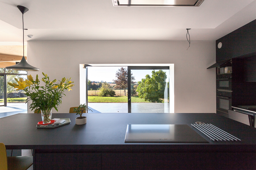 architecture-contemporaine-maison-unifamiliale-Nalinnes-rénovation-extension-ossature-bois-photo-intérieur-cuisine