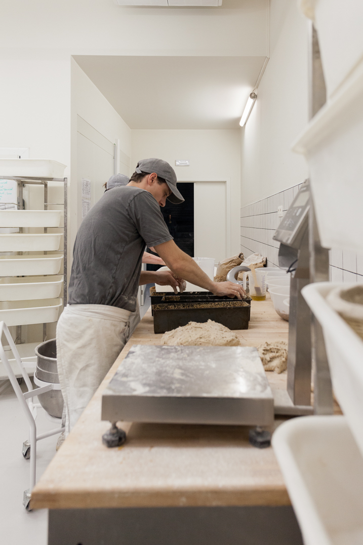architecture-contemporaine-rénovation-patrimoine-industriel-site-minier-Martinet-reservoir-a-épis-sauvages-boulangerie-atelier-photo-intérieur-labo