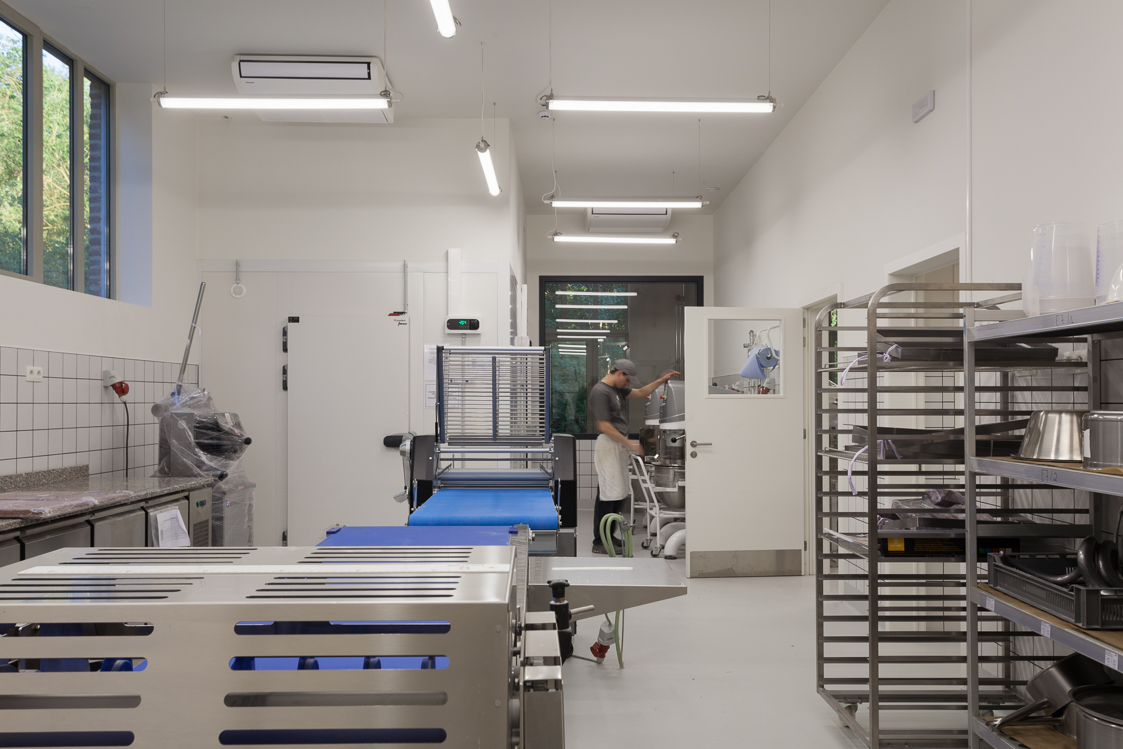 architecture-contemporaine-rénovation-patrimoine-industriel-site-minier-Martinet-reservoir-a-épis-sauvages-boulangerie-atelier-photo-intérieur-labo