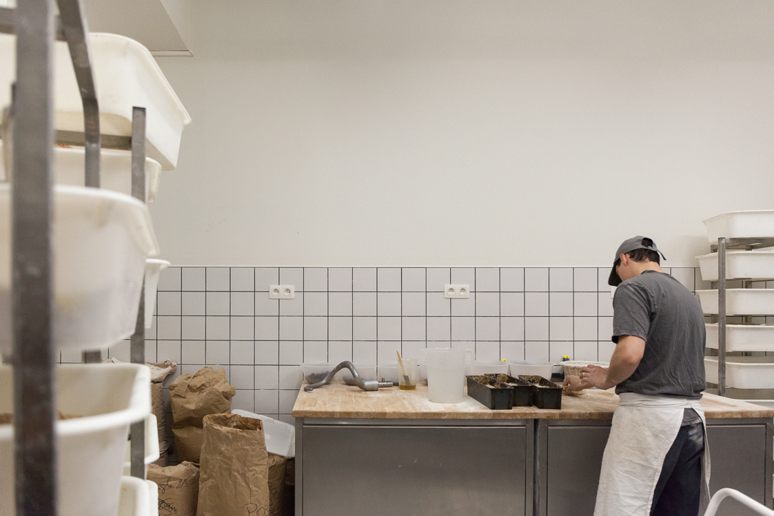 architecture-contemporaine-rénovation-patrimoine-industriel-site-minier-Martinet-reservoir-a-épis-sauvages-boulangerie-atelier-photo-intérieur-labo