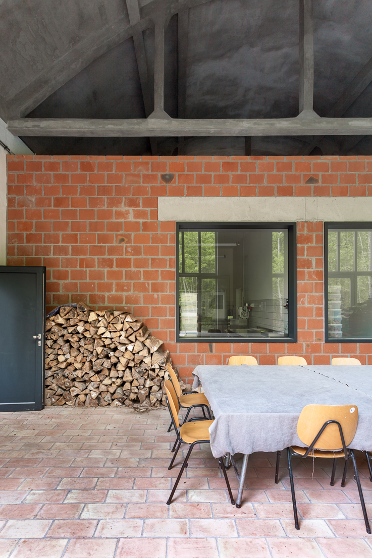 architecture-contemporaine-rénovation-patrimoine-industriel-site-minier-Martinet-reservoir-a-épis-sauvages-boulangerie-atelier-photo-intérieur