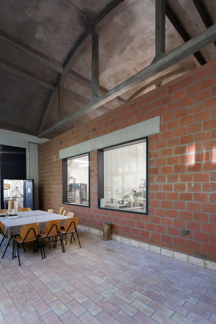 architecture-contemporaine-rénovation-patrimoine-industriel-site-minier-Martinet-reservoir-a-épis-sauvages-boulangerie-atelier-photo-intérieur