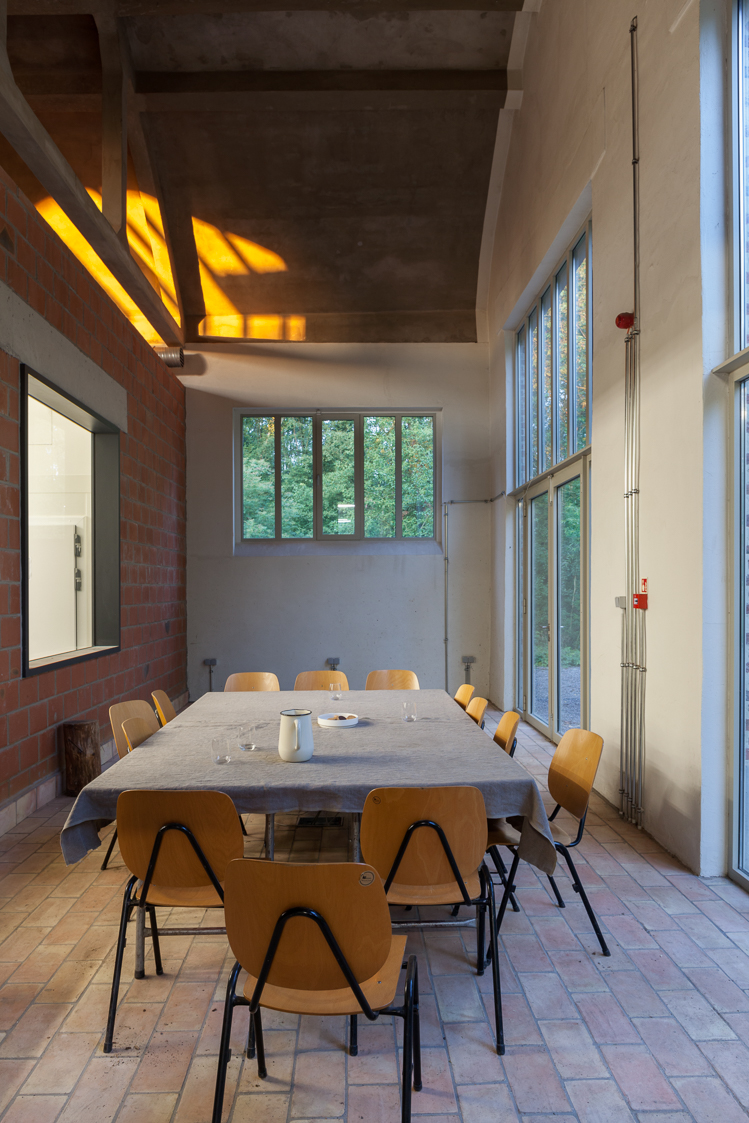 architecture-contemporaine-rénovation-patrimoine-industriel-site-minier-Martinet-reservoir-a-épis-sauvages-boulangerie-atelier-photo-intérieur