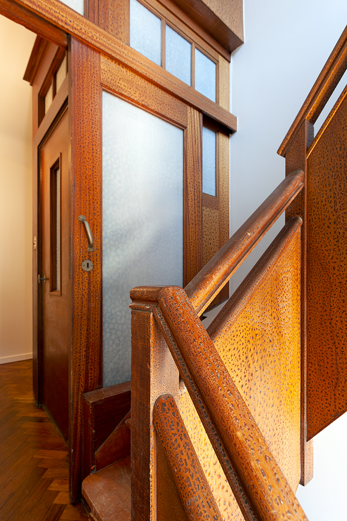 architecture-contemporaine-rénovation-restauration-patrimoine-architectural-Charleroi-Jules-Laurent-bureaux-escalier