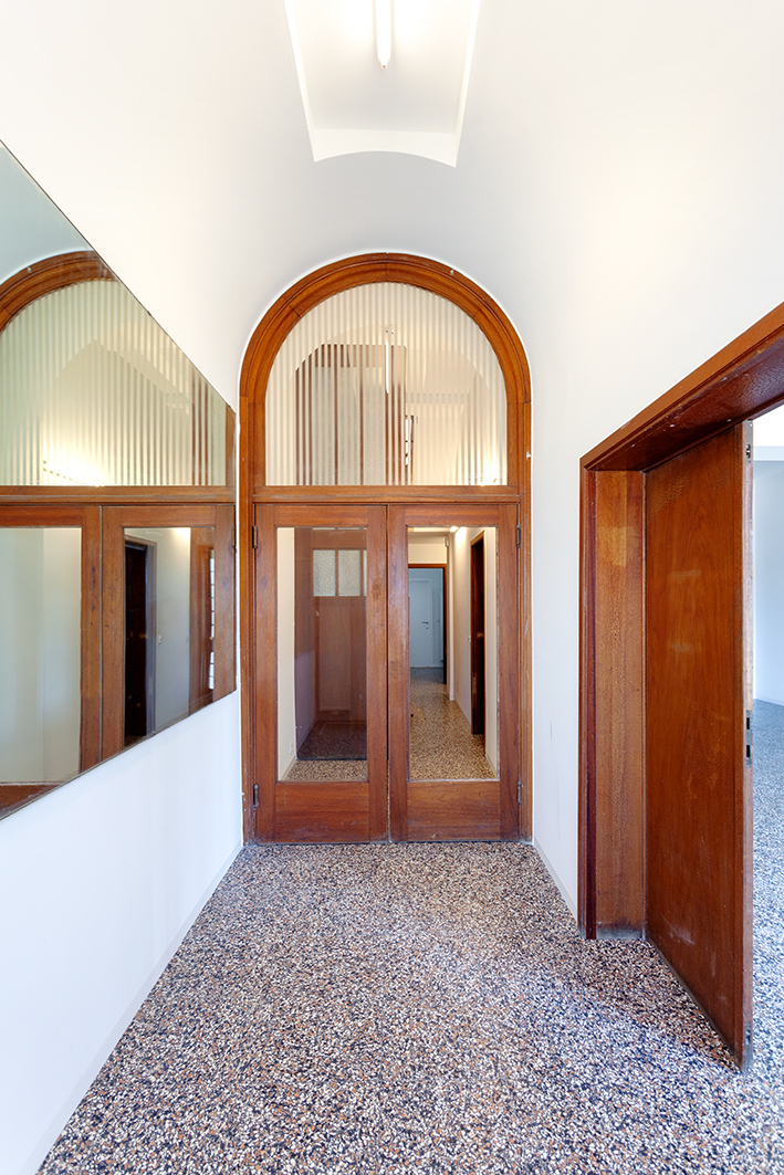 architecture-contemporaine-rénovation-restauration-patrimoine-architectural-Charleroi-Jules-Laurent-bureaux-entrée