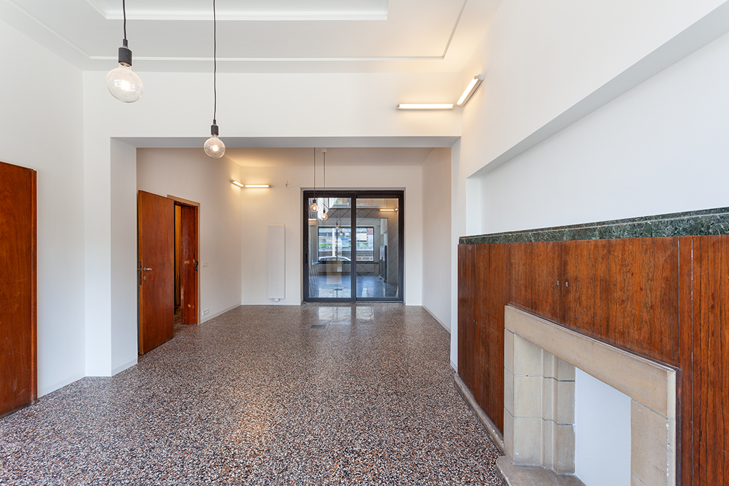 architecture-contemporaine-rénovation-restauration-patrimoine-architectural-Charleroi-Jules-Laurent-bureaux-salle-réunion