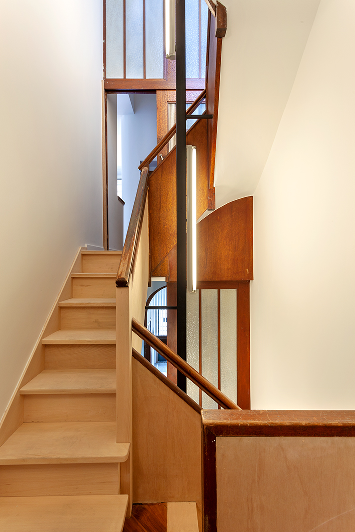 architecture-contemporaine-rénovation-restauration-patrimoine-architectural-Charleroi-Jules-Laurent-bureaux-escalier