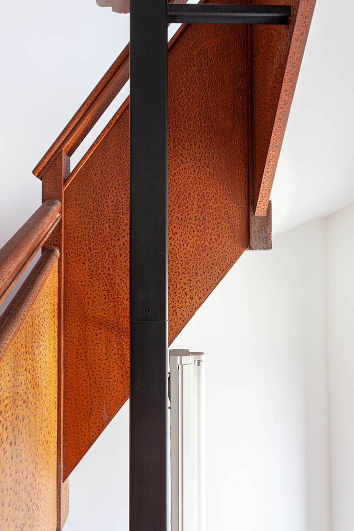 architecture-contemporaine-rénovation-restauration-patrimoine-architectural-Charleroi-Jules-Laurent-bureaux-escalier