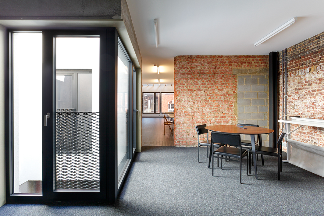 architecture-contemporaine-rénovation-restauration-patrimoine-architectural-Charleroi-Jules-Laurent-bureaux