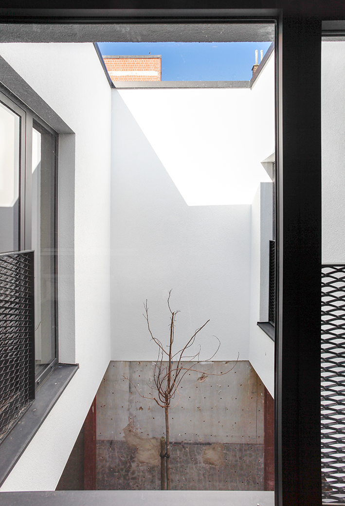 architecture-contemporaine-rénovation-restauration-patrimoine-architectural-Charleroi-Jules-Laurent-bureaux-patio-parking