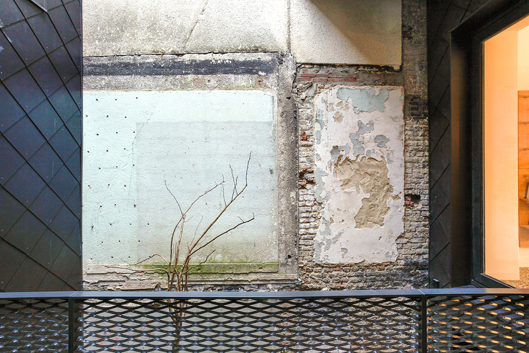 architecture-contemporaine-rénovation-restauration-patrimoine-architectural-Charleroi-Jules-Laurent-bureaux-détail-patio