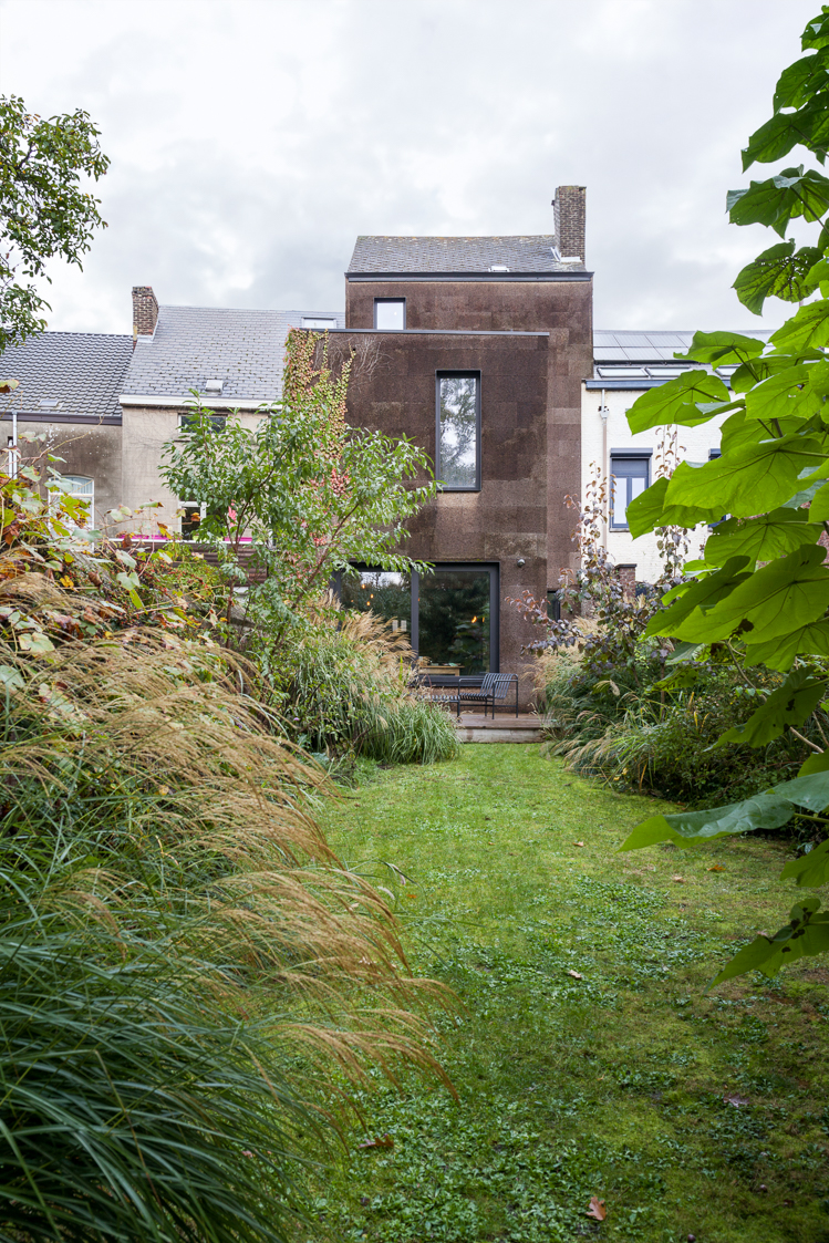 architecture-contemporaine-maison-unifamiliale-façade-liège-aménagements-intérieurs-rénovation-biosourcé-façades-jardin