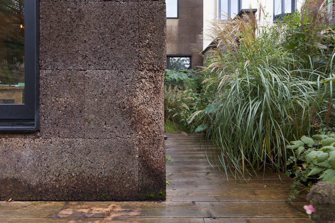 architecture-contemporaine-maison-unifamiliale-façade-liège-aménagements-intérieurs-rénovation-biosourcé-terrasse-jardin