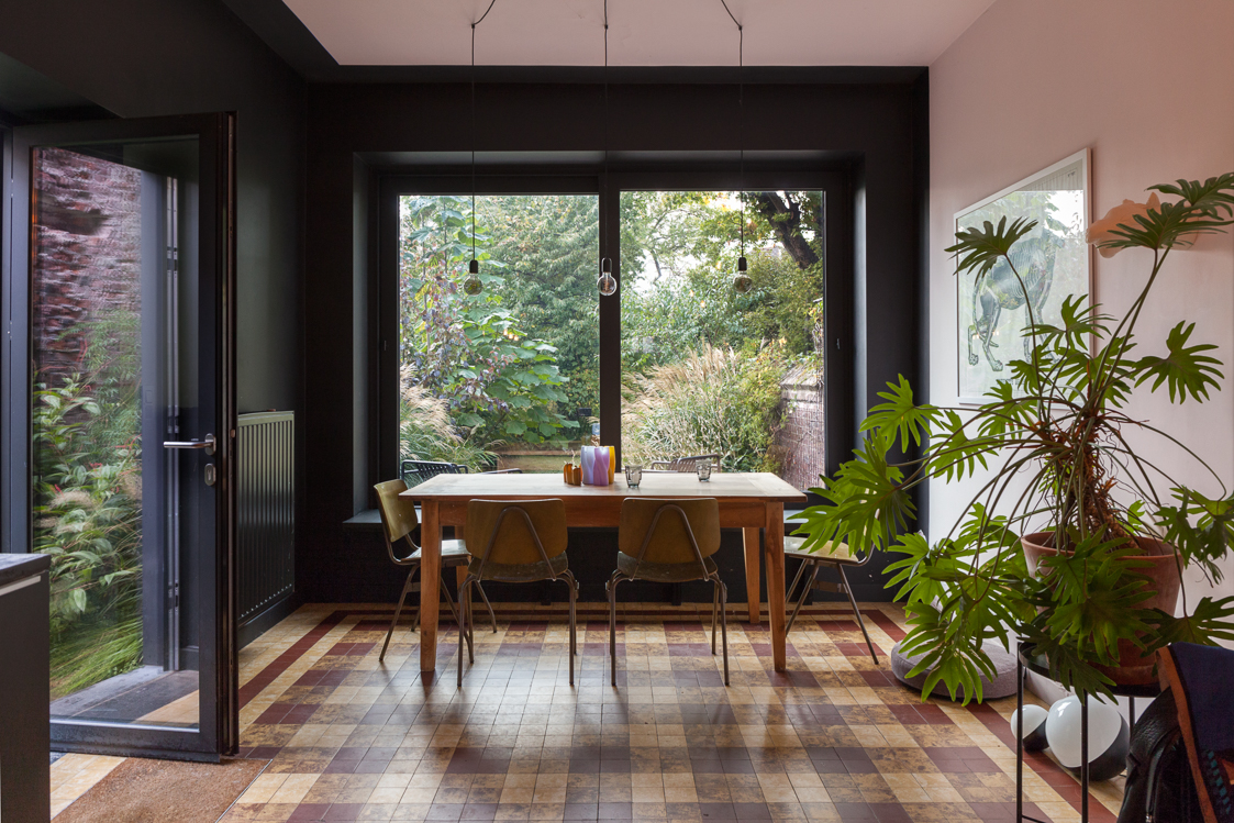 architecture-contemporaine-maison-unifamiliale-façade-liège-aménagements-intérieurs-rénovation-biosourcé-vue intérieure-cuisine-salle-manger