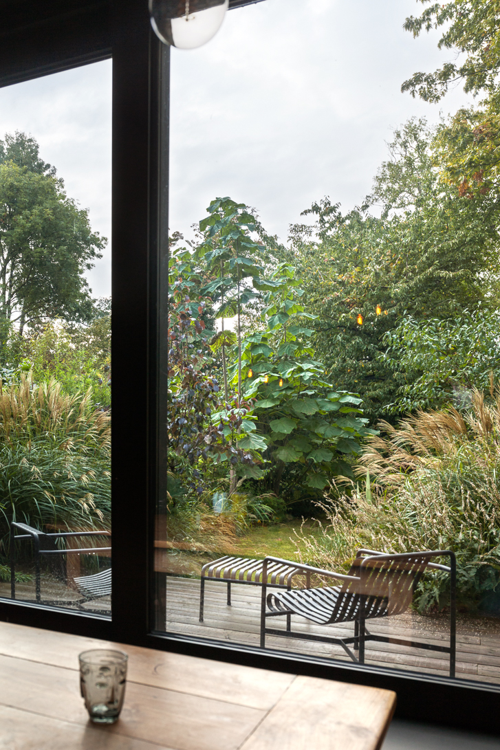 architecture-contemporaine-maison-unifamiliale-façade-liège-aménagements-intérieurs-rénovation-biosourcé-vue intérieure-salle-manger