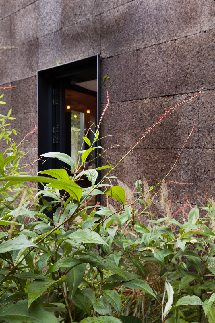 architecture-contemporaine-maison-unifamiliale-façade-liège-aménagements-intérieurs-rénovation-biosourcé-détail-façade