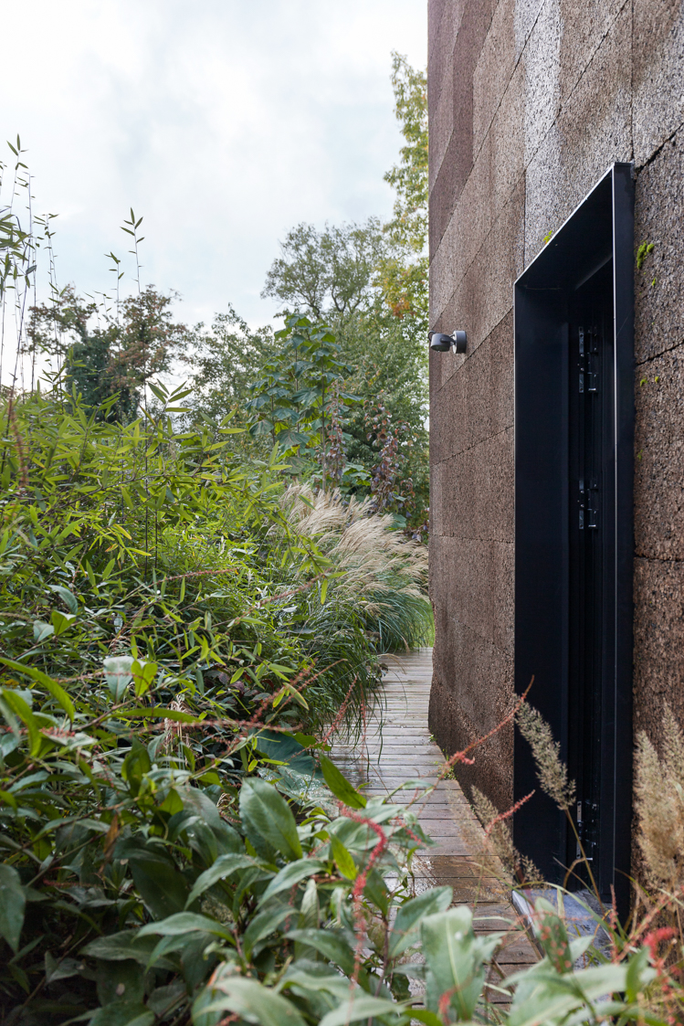 architecture-contemporaine-maison-unifamiliale-façade-liège-aménagements-intérieurs-rénovation-biosourcé-jardin-latéral