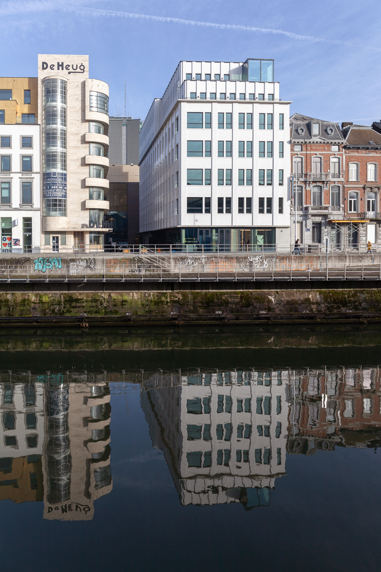 architecture-contemporaine-dockin-sambrinvest-bureau-innovation-charleroi-brique-émaillée-vue-contexte