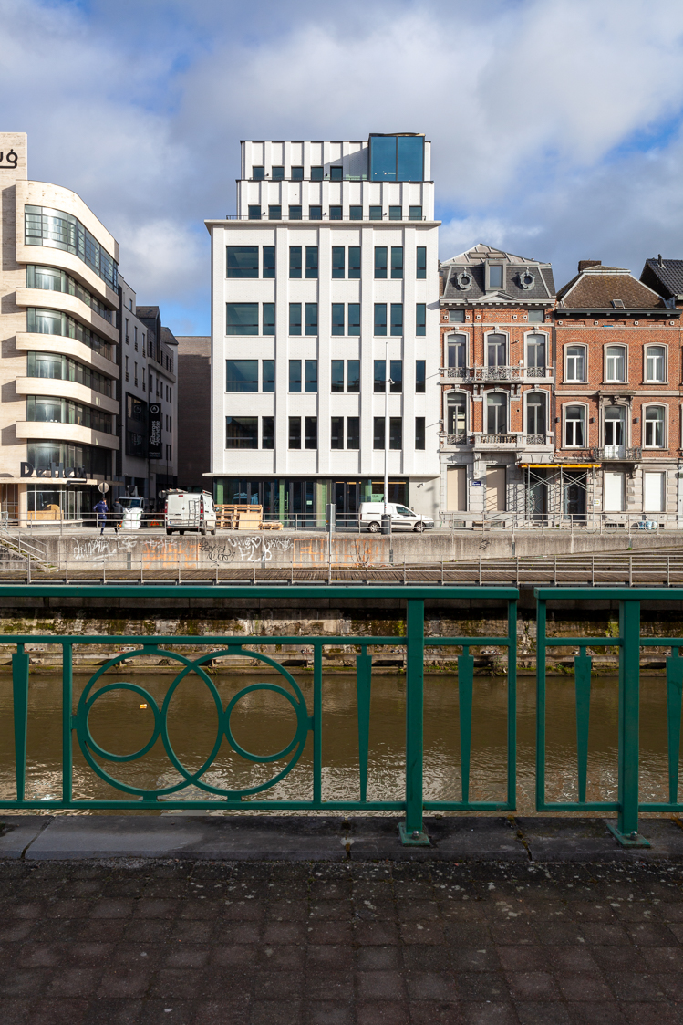 architecture-contemporaine-dockin-sambrinvest-bureau-innovation-charleroi-brique-émaillée-vue-contexte
