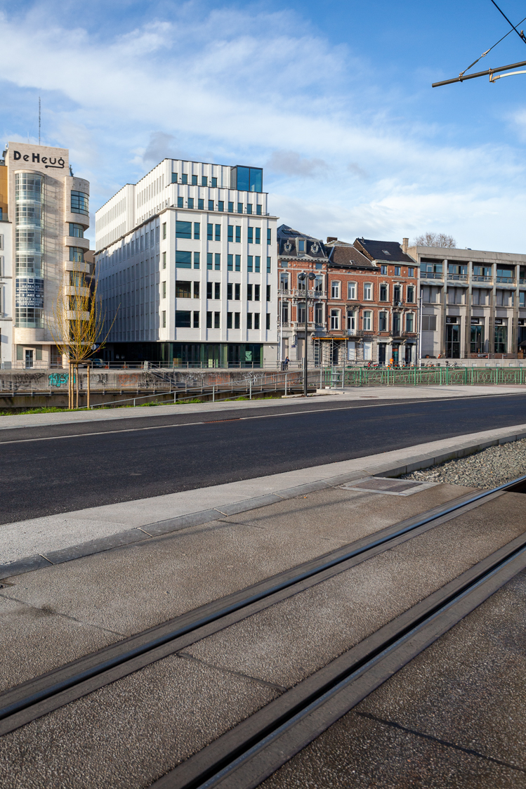 architecture-contemporaine-dockin-sambrinvest-bureau-innovation-charleroi-brique-émaillée-vue-contexte