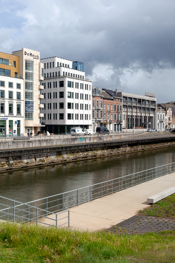 architecture-contemporaine-dockin-sambrinvest-bureau-innovation-charleroi-brique-émaillée-rive-droite