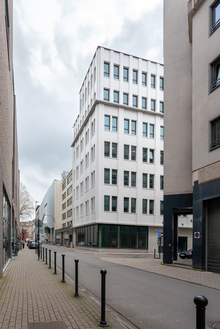 architecture-contemporaine-dockin-sambrinvest-bureau-innovation-charleroi-brique-émaillée-rue-Charleville