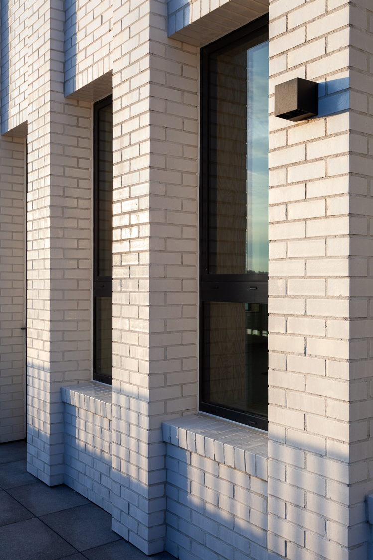 architearchitecture-contemporaine-dockin-sambrinvest-bureau-innovation-charleroi-aménagements-intérieurscture-contemporaine-dockin-sambrinvest-bureau-innovation-charleroi-brique-émaillée-détail-brique