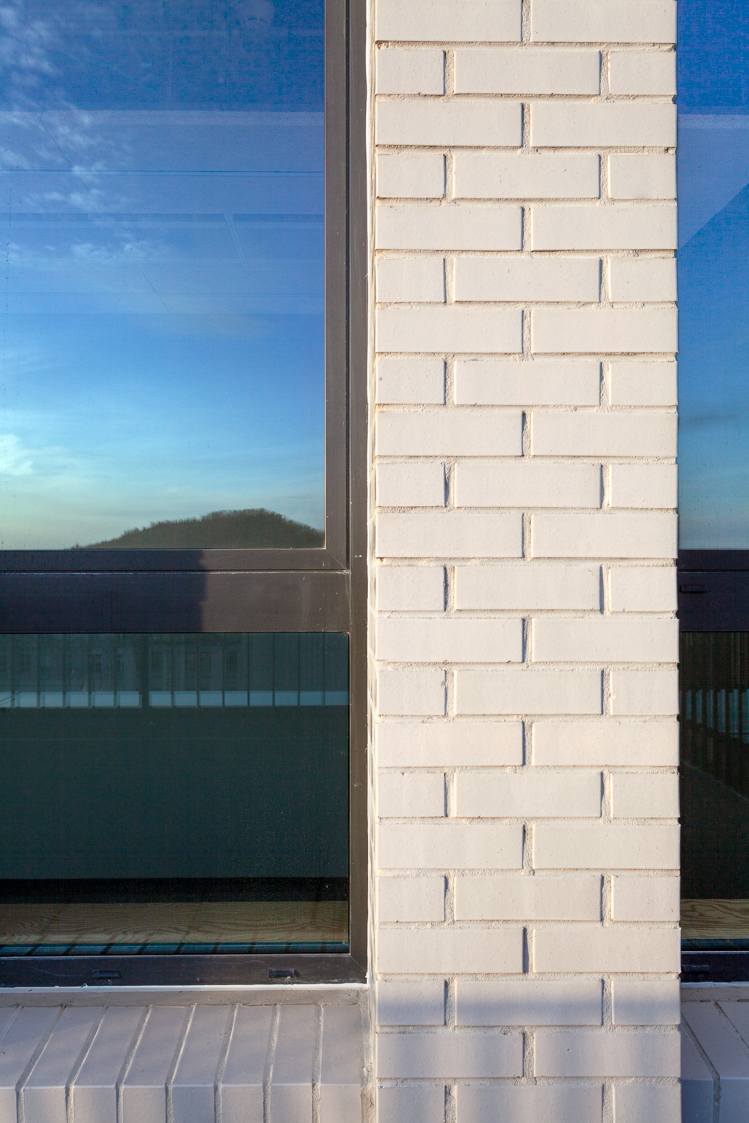 architearchitecture-contemporaine-dockin-sambrinvest-bureau-innovation-charleroi-aménagements-intérieurscture-contemporaine-dockin-sambrinvest-bureau-innovation-charleroi-brique-émaillée-détail-brique