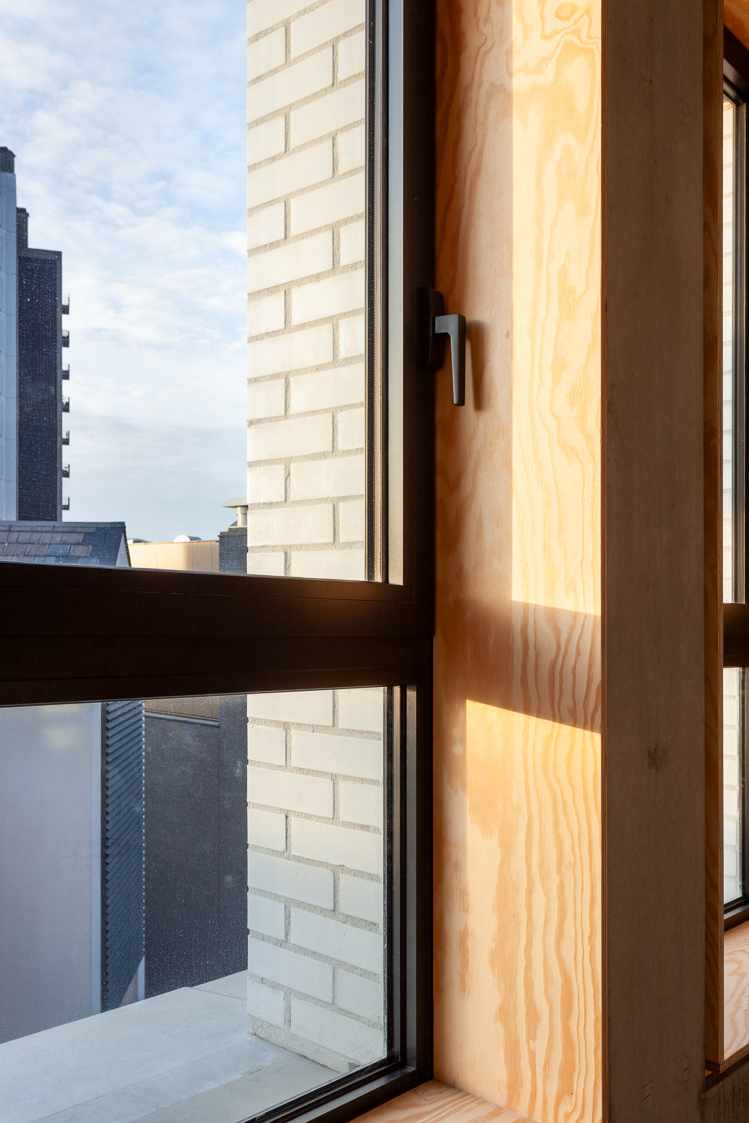 architecture-contemporaine-dockin-sambrinvest-bureau-innovation-charleroi-brique-émaillée-détail-menuiserie