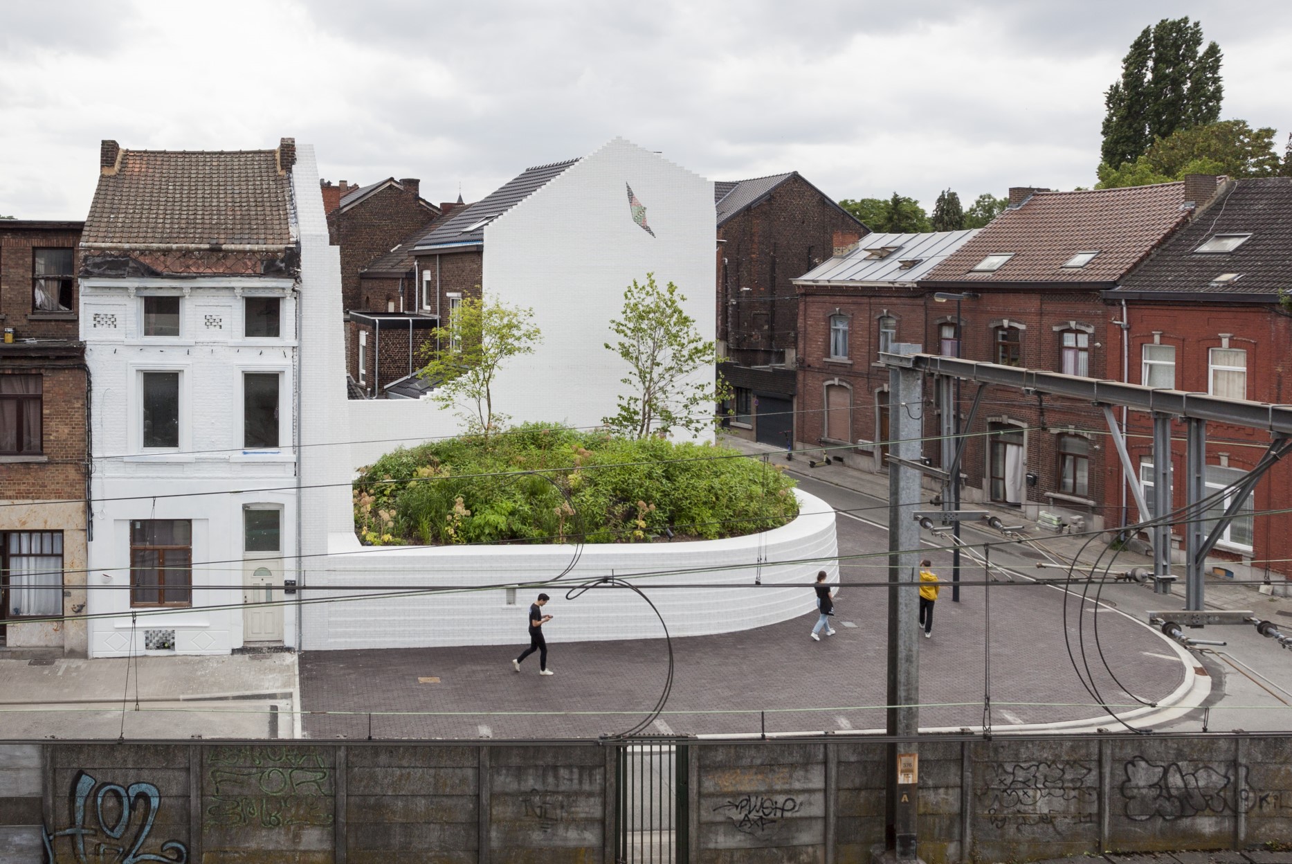 architecture-contemporaine-aménagement -urbain-paysager-brique-vernissée-monument-mémorial-dutroux-julie-melissa-photo-vue-ensemble-chemin-fer