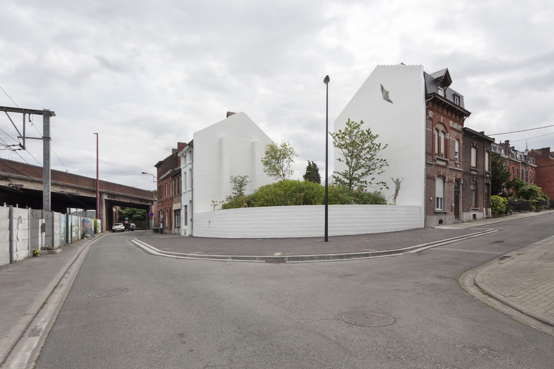 architecture-contemporaine-aménagement -urbain-paysager-brique-vernissée-monument-mémorial-dutroux-julie-melissa-photo-vue-ensemble