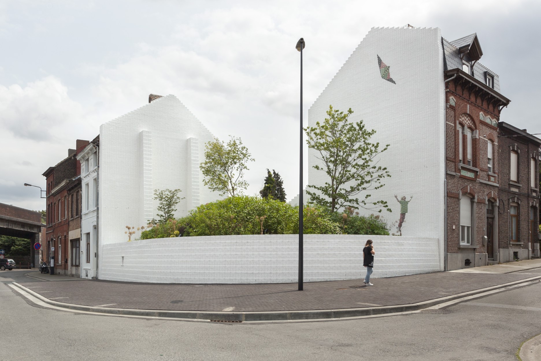 architecture-contemporaine-aménagement -urbain-paysager-brique-vernissée-monument-mémorial-dutroux-julie-melissa-photo-vue-ensemble
