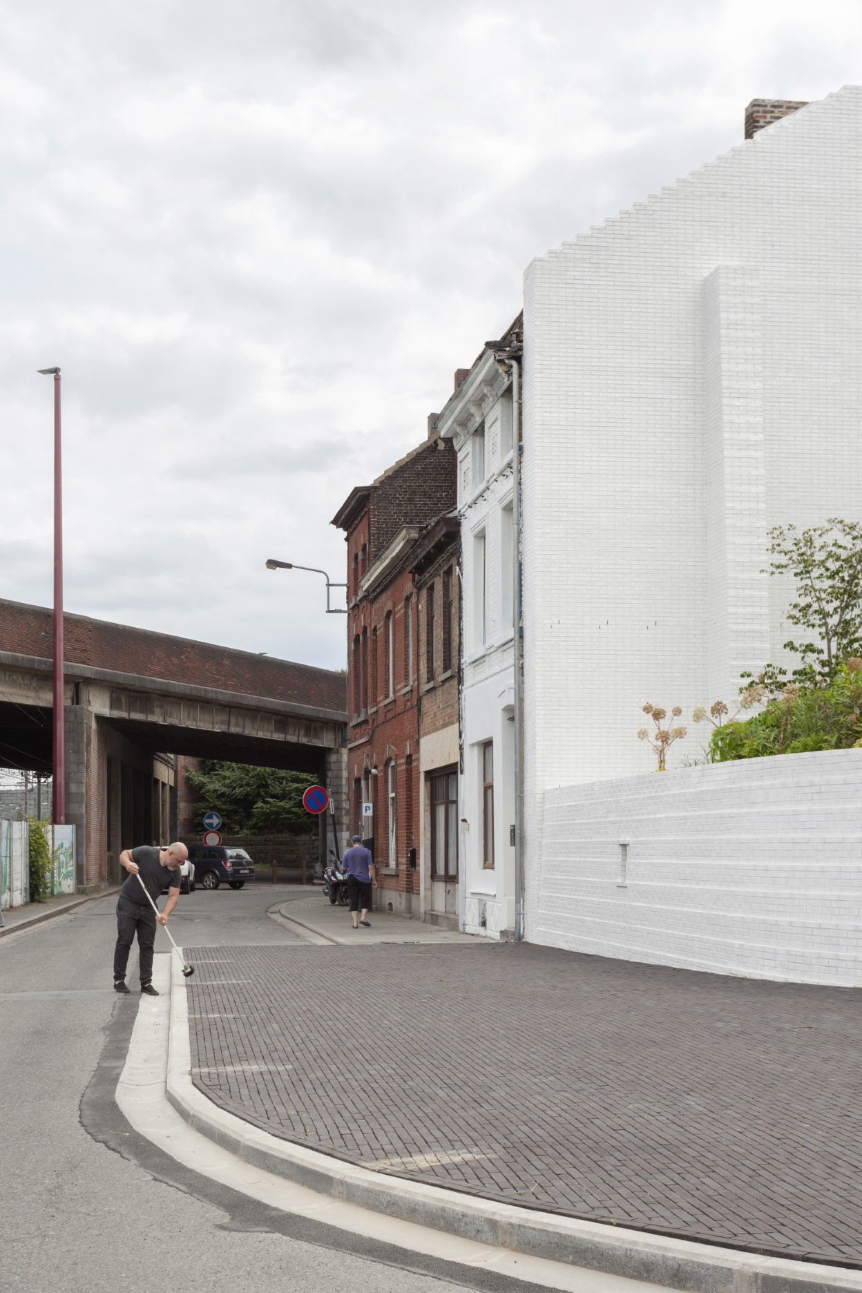 architecture-contemporaine-aménagement -urbain-paysager-brique-vernissée-monument-mémorial-dutroux-julie-melissa-photo-rue