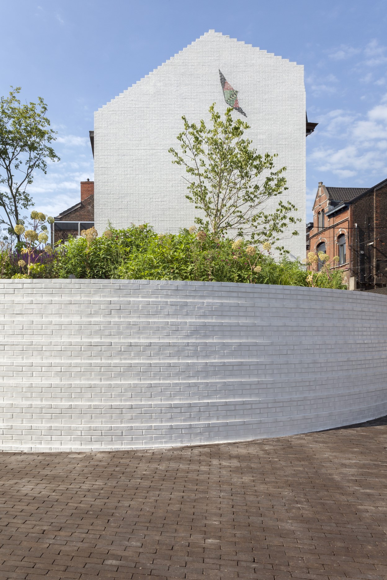 architecture-contemporaine-aménagement -urbain-paysager-brique-vernissée-monument-mémorial-dutroux-julie-melissa-photo-mur