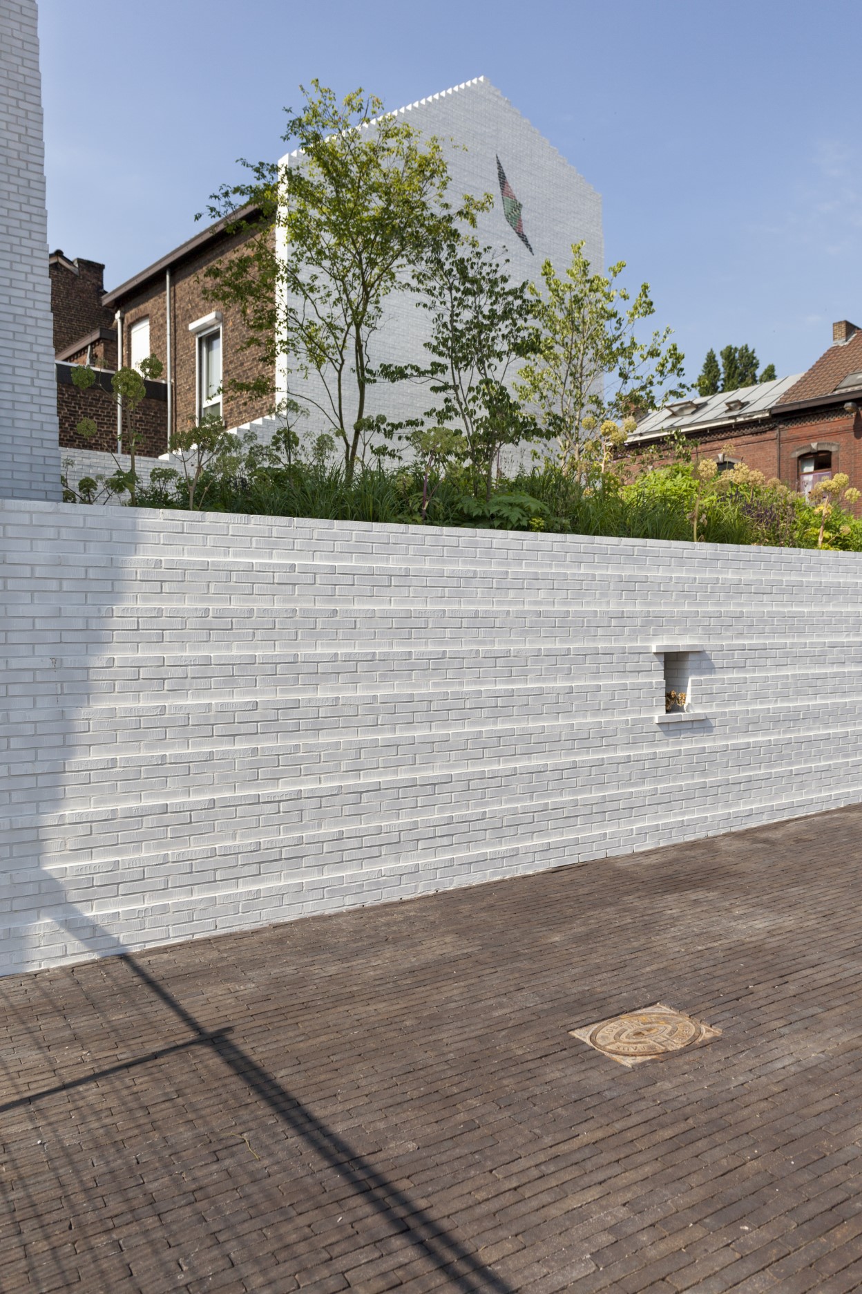 architecture-contemporaine-aménagement -urbain-paysager-brique-vernissée-monument-mémorial-dutroux-julie-melissa-photo-mur-alcove