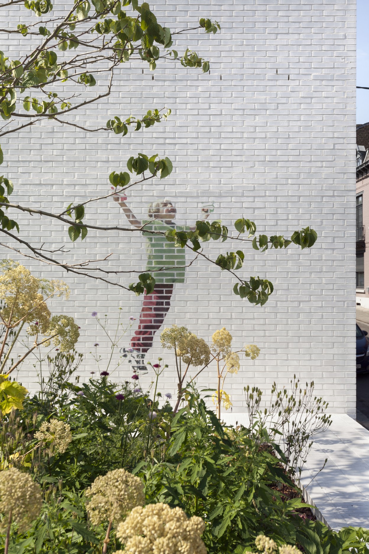 architecture-contemporaine-aménagement -urbain-paysager-brique-vernissée-monument-mémorial-dutroux-julie-melissa-photo-détail-fresque-christophe-terlinden