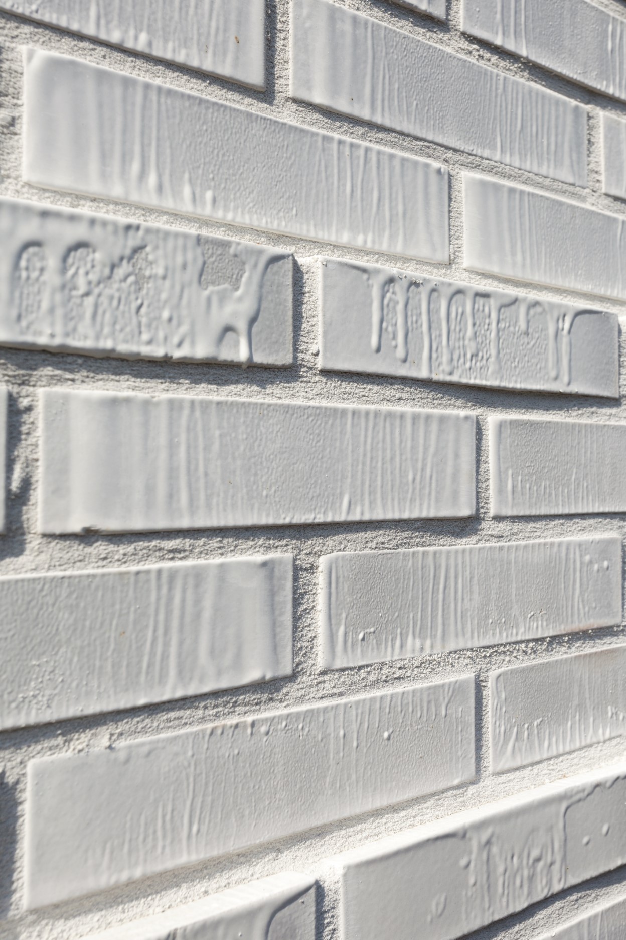 architecture-contemporaine-aménagement -urbain-paysager-brique-vernissée-monument-mémorial-dutroux-julie-melissa-photo-détail-mur-matière-larme