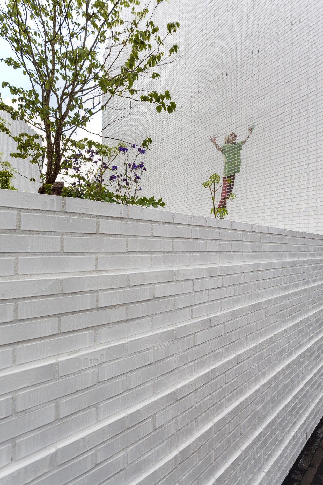 architecture-contemporaine-aménagement -urbain-paysager-brique-vernissée-monument-mémorial-dutroux-julie-melissa-photo-détail-fresque-christophe-terlinden