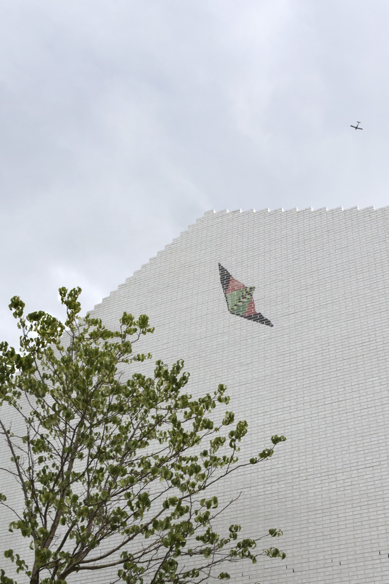 architecture-contemporaine-aménagement -urbain-paysager-brique-vernissée-monument-mémorial-dutroux-julie-melissa-photo-détail-fresque-christophe-terlinden