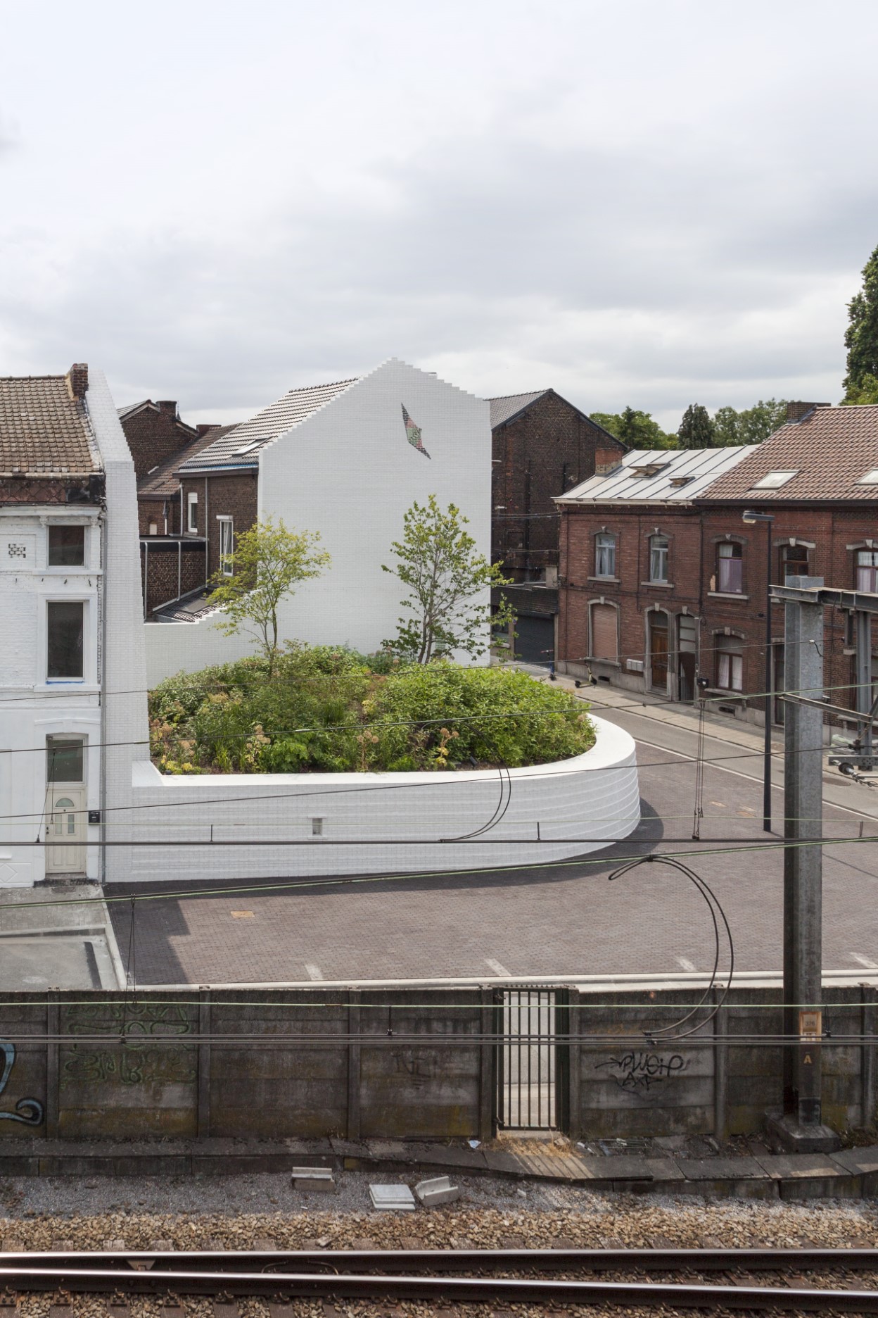architecture-contemporaine-aménagement -urbain-paysager-brique-vernissée-monument-mémorial-dutroux-julie-melissa-photo-vue-ensemble