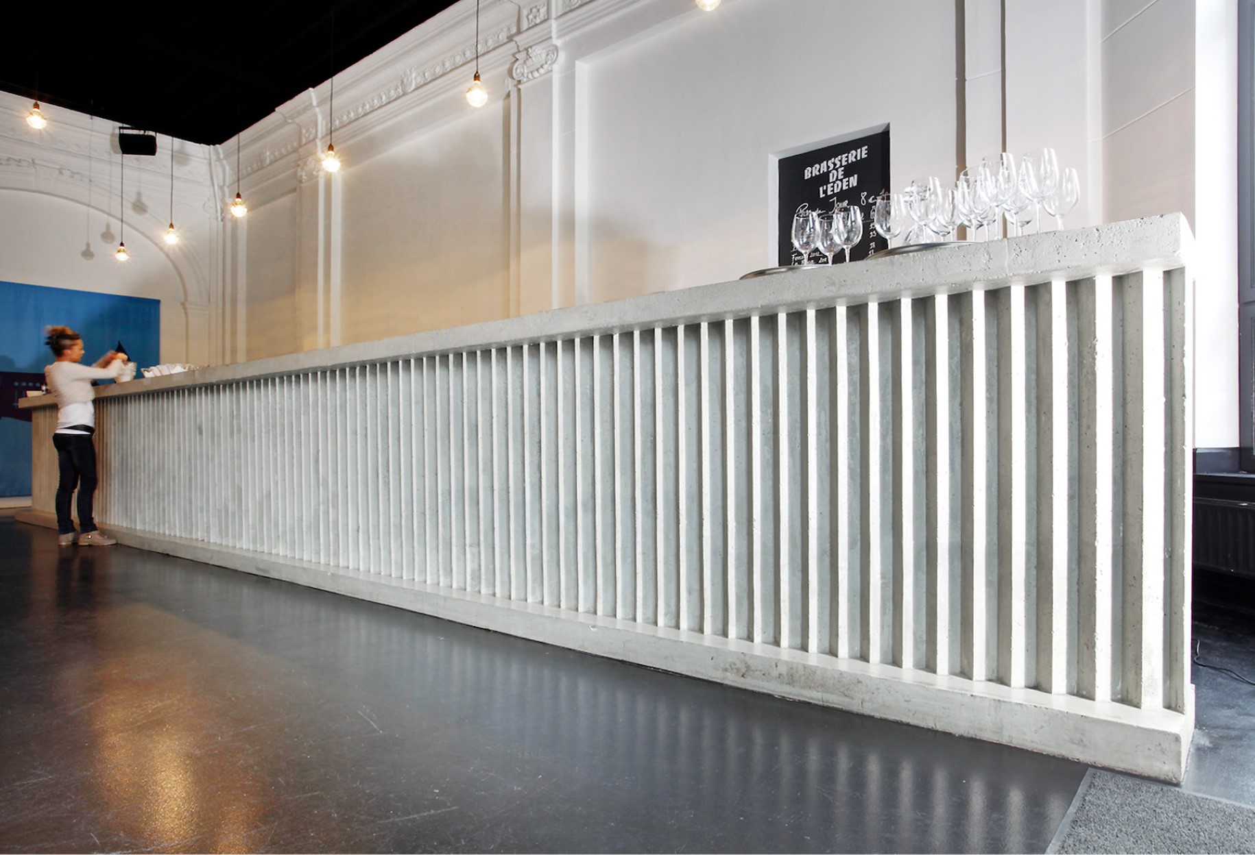 architecture-contemporaine-eden-centre-culturel-charleroi-brasserie-Lhoas-reservoir-a-rénovation-ouverture-béton-bar-photo