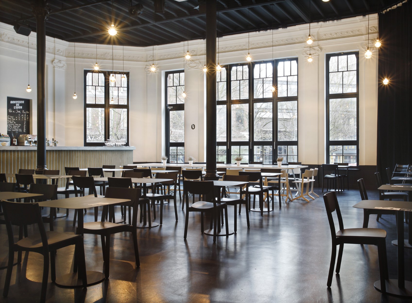 architecture-contemporaine-eden-centre-culturel-charleroi-brasserie-Lhoas-reservoir-a-rénovation-ouverture-salle-photo