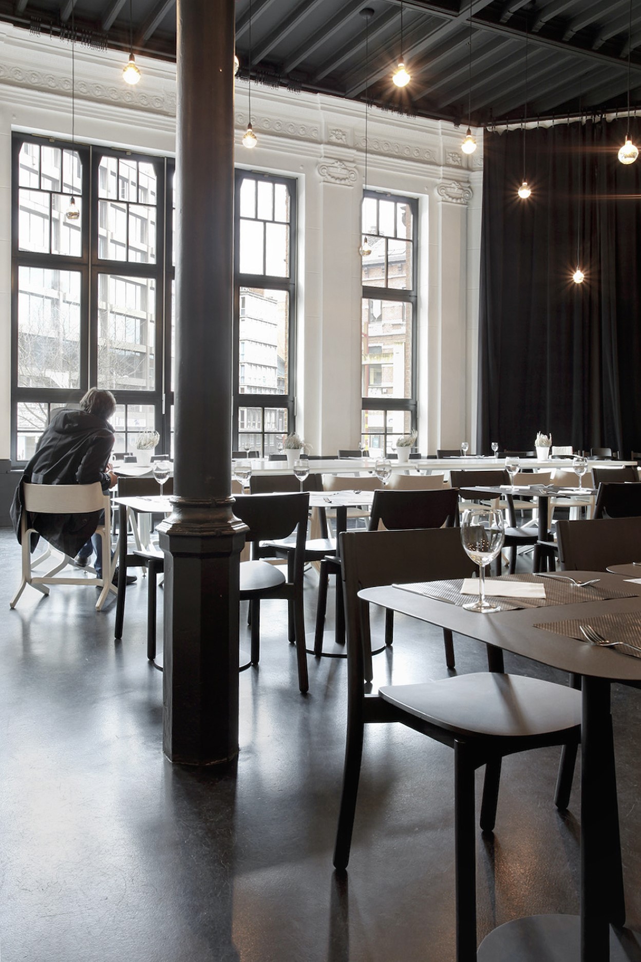 architecture-contemporaine-eden-centre-culturel-charleroi-brasserie-Lhoas-reservoir-a-rénovation-ouverture-restaurant-brasserie-photo