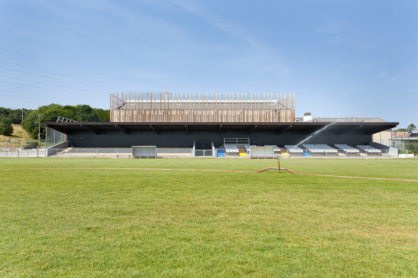 architecture -contemporaine-centre-culturel-sportif-scailmont-manage-rénovation-extension-bois-photo-gradins-façades