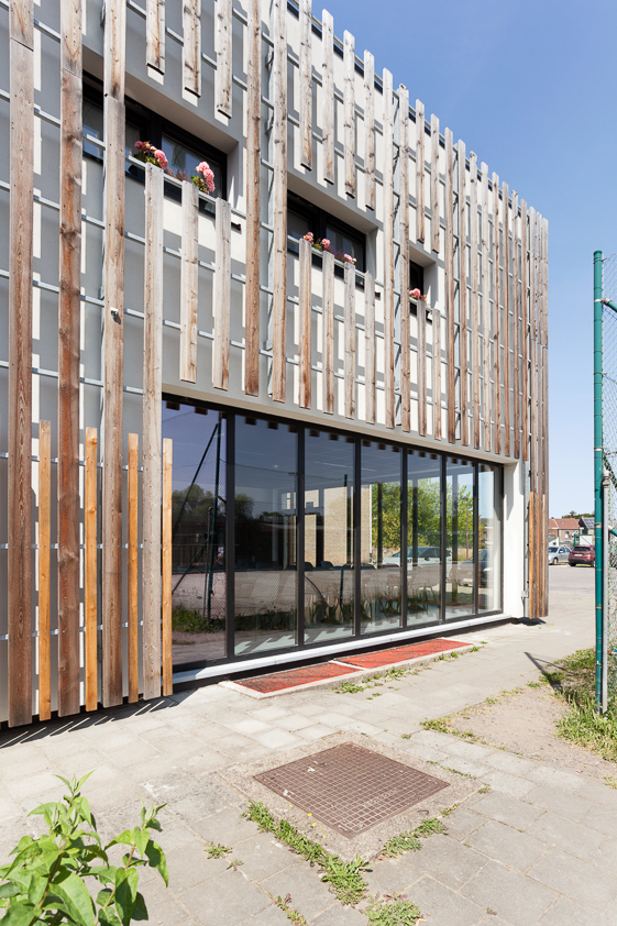 architecture -contemporaine-centre-culturel-sportif-scailmont-manage-rénovation-extension-bois-photo-façades-détail-profondeur-relief